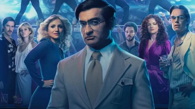 مونتاژی از تصاویر بازیگران، عکس کمیل دانجیانی در جلو