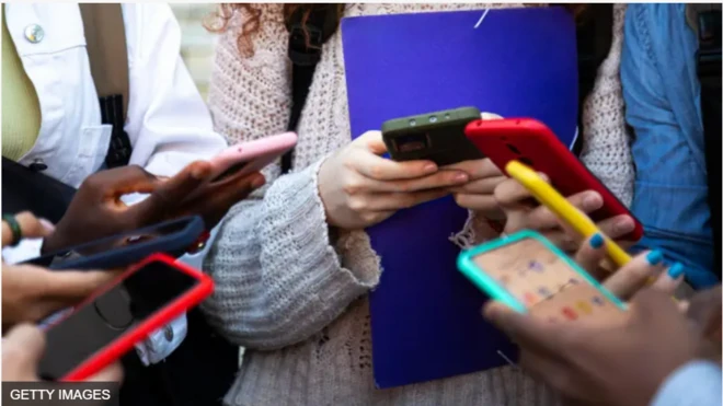 Onírúurú fóònù pẹ̀lú tí ọwọ́ ọ̀tọ̀ọ̀tọ̀ mú dání