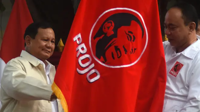 Ketua DPP Projo Budi Arie Setiadi (kanan) menyerahkan bendera relawan Projo kepada Ketua Umum Partai Gerindra Prabowo Subianto (kiri) pada acara deklarasi dukungan di kediaman Prabowo, Jalan Kertanegara, Jakarta, Sabtu (14/10/2023).