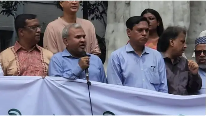 সোমবার ঢাকা বিশ্ববিদ্যালয় শিক্ষক সমিতির মানব বন্ধনে বক্তব্য দিচ্ছেন সমাজ বিজ্ঞান বিভাগের আ ক ম জামাল উদ্দিন।