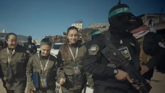  ٹیور رائفل شیڈو یونٹ کے ایک القسام کے جنگجو کے ہاتھوں میں دکھائی دے رہی ہے