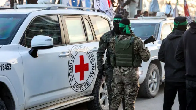 Бригады «Аль-Кассам» передают троих израильских заложников Красному Кресту в Аль-Сарайе в рамках первого этапа соглашения о прекращении огня и обмене пленными между Израилем и ХАМАСом