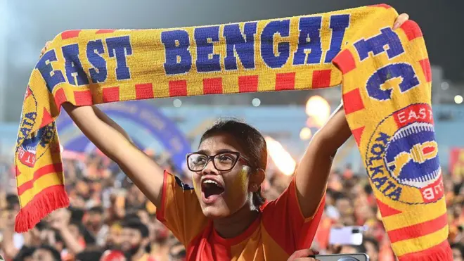 ইস্টবেঙ্গল জেতার পর গ্যালারিতে একজন সমর্থকের উল্লাস