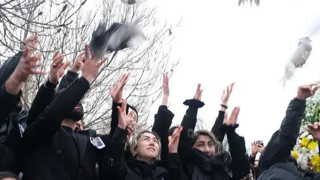 سوگواران در مراسم چهلم امیرحسین شیخ‌پور در ۱۲ فوریه ۲۰۲۶ در روستای لایین، شهرستان کلات، استان خراسان رضوی، ایران، کبوترهایی را به نشانه آزادی بر فراز مزار او به آسمان رها می‌کنند. امیرحسین در جریان اعتراضات سراسری ضدحکومتی که در ده‌ها شهر و شهرستان ایران گسترش یافت، در مشهد هدف گلوله قرار گرفت و کشته شد. مراسم چهلم او در روستای لایین به‌صورت نمادین به شکل یک مراسم عروسی برگزار شد، زیرا او در زمان مرگش مجرد بود؛ این اقدام بخشی از سنت گسترده‌تر سوگواری عمومی پس از ناآرامی‌ها به شمار می‌رود. گروه‌های حقوق بشری گزارش داده‌اند که در جریان سرکوب این اعتراضات، که شامل بازداشت‌های گسترده، استقرار سنگین نیروهای امنیتی و اختلال در اینترنت بود، ده‌ها هزار نفر کشته شده‌اند. از دیگر اهالی این روستا، محمدامین حسینی و جواد حیدرنژاد نیز در جریان اعتراضات کشته شدند.