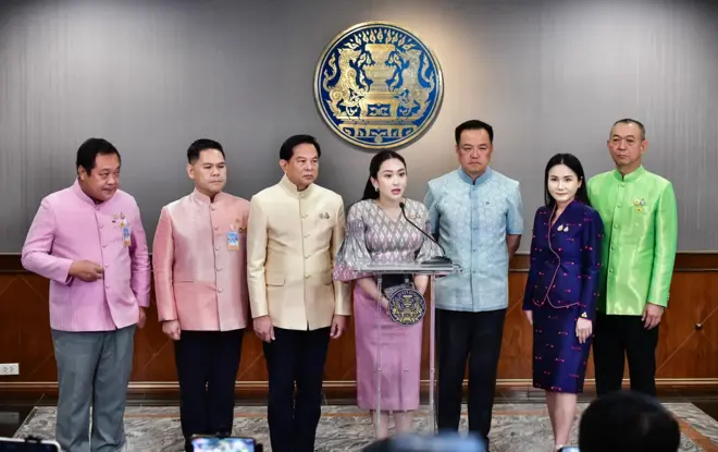 นายกฯ ประกาศ “เลื่อน” การพิจารณาร่างกฎหมายการประกอบสถานบันเทิงครบวงจร โดยมีหัวหน้าพรรคร่วมรัฐบาลอีก 6 พรรคร่วมแถลงข่าวด้วยเมื่อ 8 เม.ย.