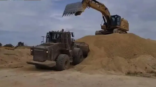 ग़ज़ा में सड़क बनाती इसराइली सेना