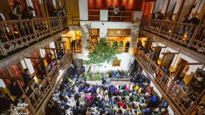 عکس گلنسا خبرخوش از یکی از شب‌های فستیوال سوم موسیقی کوچه در بوشهر 