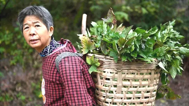 రోజువారి ఆదాయం 2.30 డాలర్లకన్నా తక్కువ ఉన్న వ్యక్తిని చైనాలో పేదవాడిగా గుర్తిస్తారు