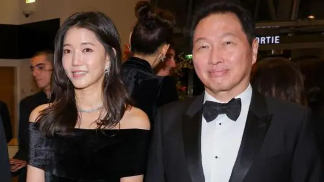 Chey Tae-won con su actual pareja, Kim Hee-young.
