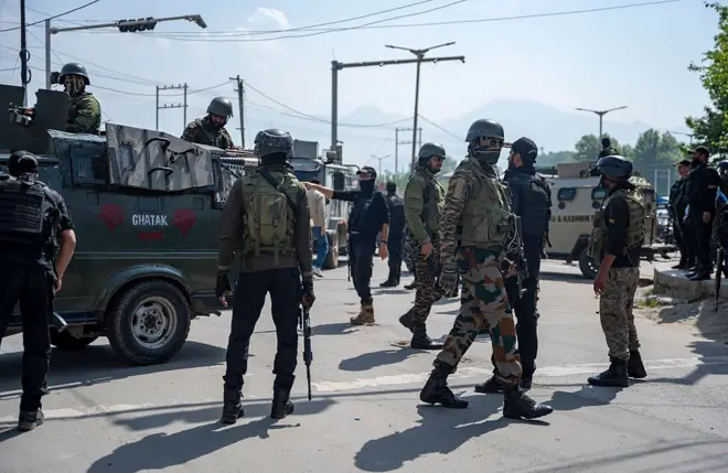 Miembros de las fuerzas de seguridad cerca del lugar donde ocurrió el ataque en Cachemira