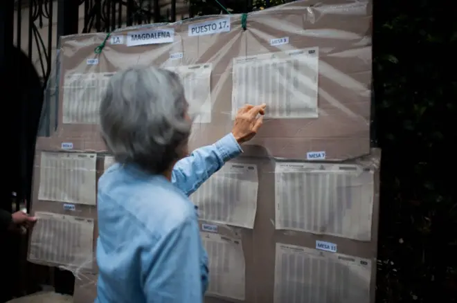 Mujer mira los resultados electorales