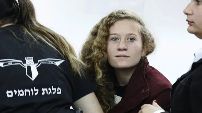 Ahed Tamimi ketika hadir di pengadilan militer Israel pada akhir Desember untuk menghadapi 12 dakwaan.