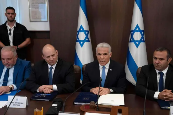 یائیر لاپید (نفر دوم از سمت راست) به همتای آلمانی‌اش گفت که وقت پایان مذاکرات فرا رسیده