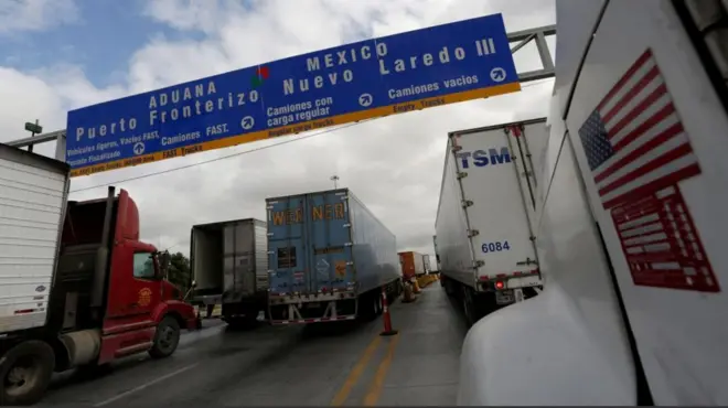 アメリカからメキシコに向かう貨物トラック