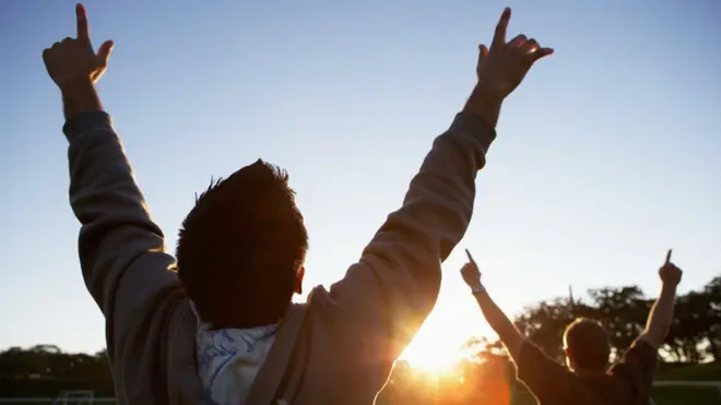 يرى بعض الخبراء أن شعور المرء بالثقة بأنه قادر على تحقيق مشروعاته الشخصية بجلب له السعادة والرضا