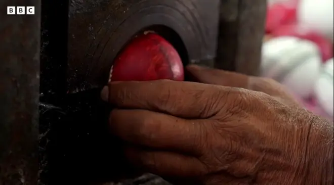 क्रिकेट की गेंद