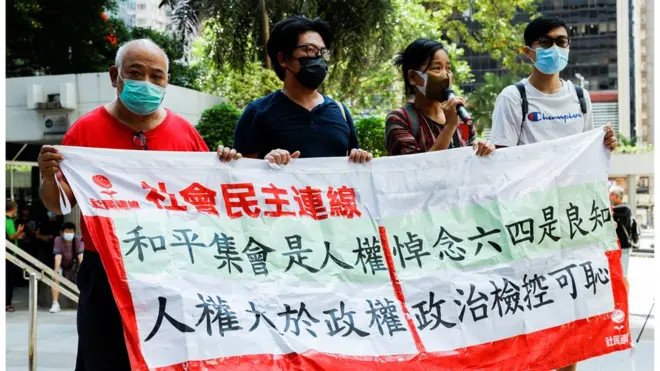 社民连到法院外声援被告。