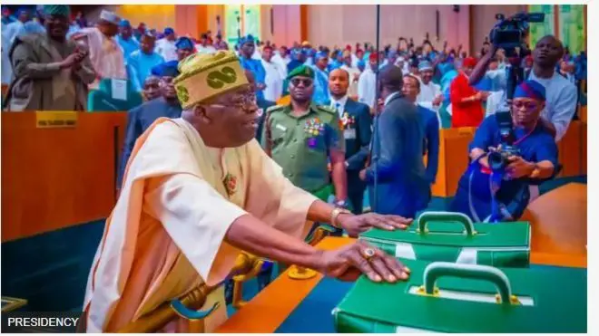 Aarẹ Bola Tinubu nile igbimọ aṣofin.