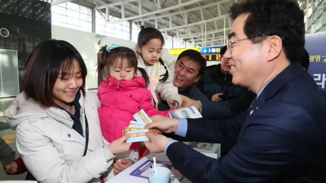 광명역 유라시아 고속열차 가상열차표 예매소에서 한 가족이 파리행 가상 티켓을 받고 있다