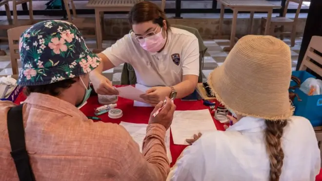Ukrainians Alina and Anton getting visas extended by Thai officials