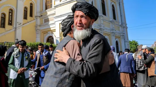 كابول، عاصمة أفغانستان، رجلان يحييان بعضهما البعض قبل الصلاة.