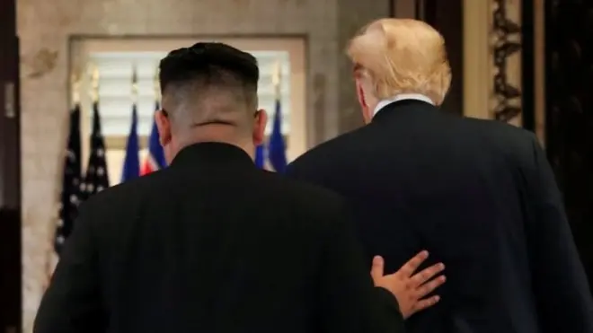 《卫报》报道说，特朗普和金正恩的峰会安排，包括两国国旗摆放，单独会见，握手等细节都传达了一种平等会面的印象，对金正恩来说无疑是个巨大成功。