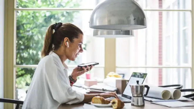 يرى البعض أن خيار الجمع بين العمل من المنزل ومن المكتب سيكون أفضل إنتاجية