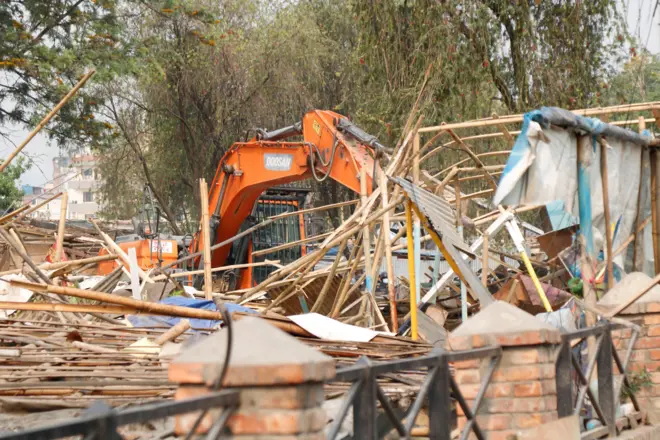 काठमाण्डूको थापाथलीस्थित सुकुम्बासी बस्ती खाली गराइदैँ।