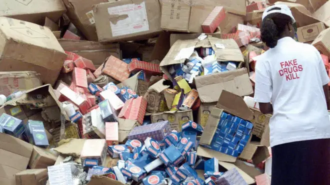 Aworan oṣiṣẹ ajọ NAFDAC to fẹẹ jo awọn ayederu oogun