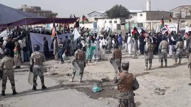 د ټاکنو خپلواک کمېسیون مخې ته له وروستي نوملړه د لرې شویو نوماندانو پلویانو اعتراضي غونډه لرله