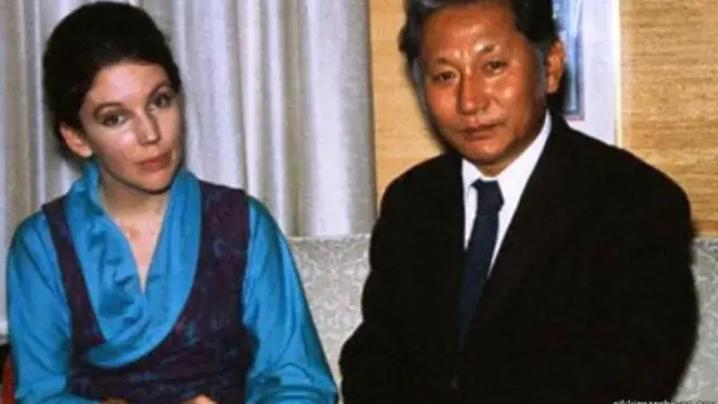 चोग्याल आणि त्यांची पत्नी होप कूक