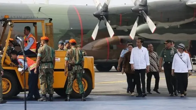 Di Bandara Halim Perdanakusuma, Jakarta, Presiden Joko Widodo secara resmi melepas bantuan kemanusiaan untuk pengungsi etnis Rohingya.