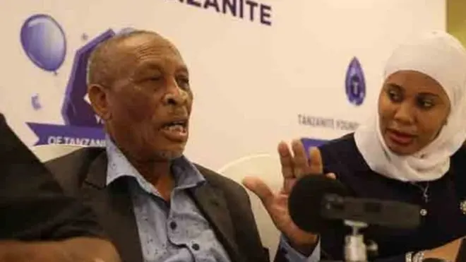 Jumanne Ngoma mvumbuzi wa madini ya Tanzanite na mwenyekiti wa Taasisi ya Tanzanite Founder Foundation Asha Mhero akimsikiliza kwa makini