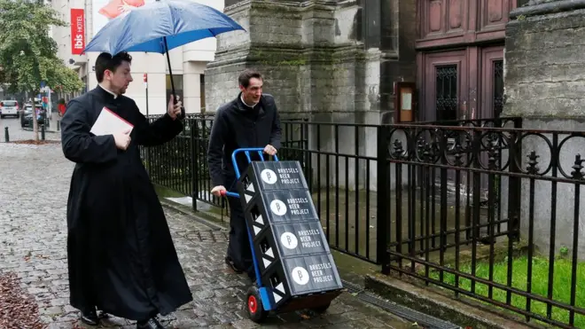 Pastor Jeremie pun ikut menangani pengantaran bir ke restoran dan kafe di sekitar gereja.
