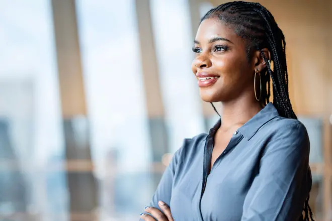 Cultivez une culture du leadership au sein de votre organisation. Portrait d'une jeune femme afro-américaine, responsable du développement commercial, travaillant dans un bureau moderne. Elle paraît sûre d'elle et possède des compétences en planification stratégique.