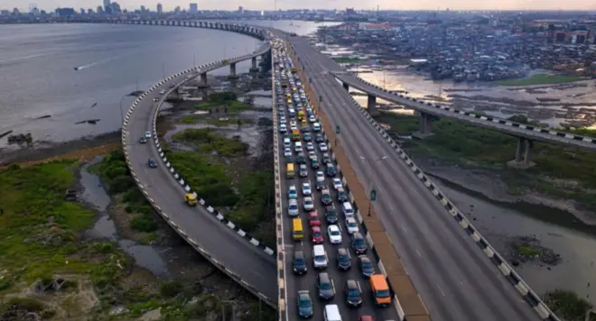 Afara Third Mainland Bridge, pẹlu ọpọlọpọ ọkọ lori rẹ lasiko atunṣe to waye lọdun 2021.