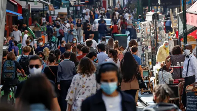 마크롱 대통령은 전면봉쇄령을 내리기는 아직 이르다고 말했다
