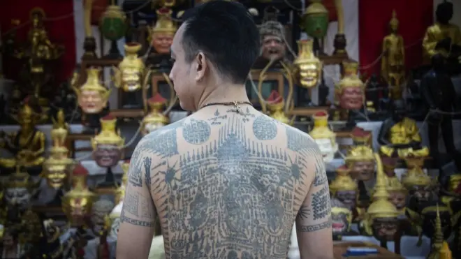 ลายยันต์นับไม่ถ้วนบนร่างกายอาจารย์หมู ขุนพล