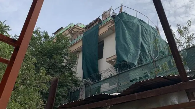 Hili ndilo eneo linaloshukiwa la shambulio huko Kabul - karatasi za plastiki za kijani zimewekwa kibarazani