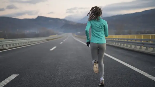 Жінка біжить