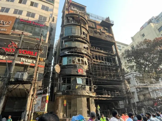 বেইলি রোডের গ্রিন কজি কটেজ নামে ভবনটিতে আগুন লাগে। 