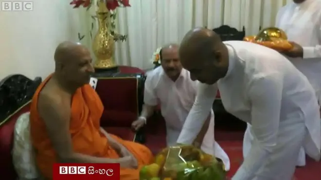 ශ්‍රී ලංකා නිදහස් පක්‍ෂයේ ජ්‍යෙෂ්ඨ මැතිඇමතිවරුන් පිරිසක් මහනාහිමියන් බැහැදැක ආශීර්වාද ලබාගත් අවස්ථාව