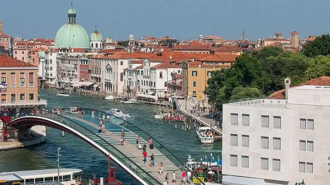 El puente de la Constitución fue construido para unir la estación ferroviaria de Santa Lucía con la Plaza Roma.