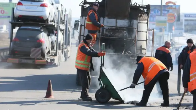 Гройсман раскритиковал дорожные службы за плохой ремонт