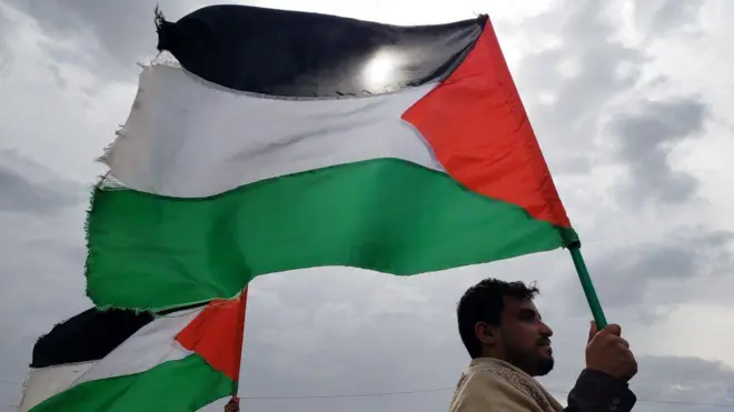 یک حوثی با پرچم فلسطینی‌ها