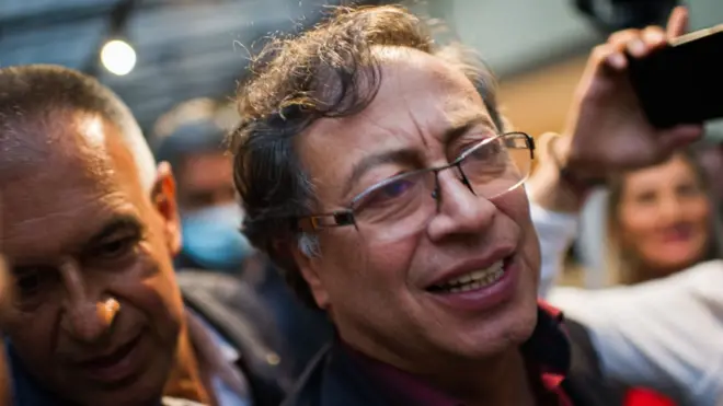 Gustavo Petro busca ser el primer presidente de izquierda y progresista de Colombia.