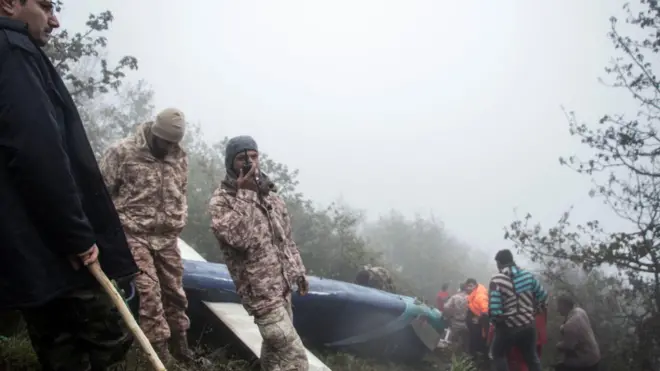 تیم امداد و نجات در پی سقوط بالگرد حامل ابراهیم رئیسی رئیس جمهور ایران در ورزقان کار می کند