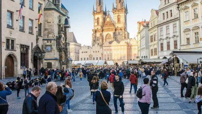 Praha, salah satu kota di dunia yang sesak akibat industri pariwisata.