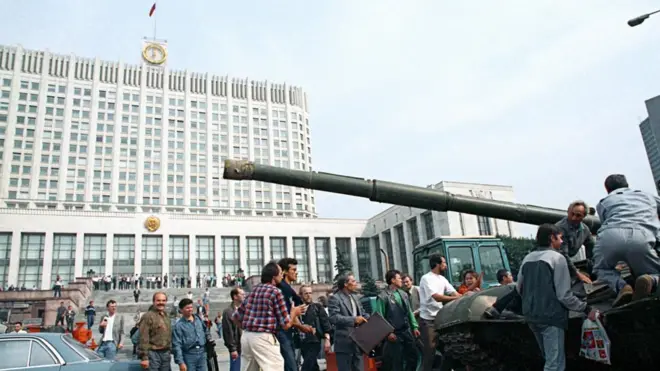 Защитники Белого дома у одного из введенных в Москву танков, 19 августа 1991 года
