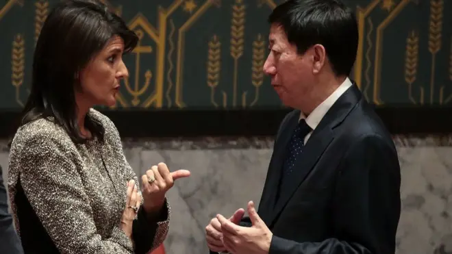 29일 안보리 긴급회의에서 니키 헤일리 유엔주재 미국 대사(좌)와 우하이타오 유엔주재 중국 차석대사(우)가 대화를 나누고 있다